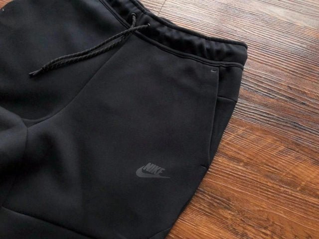 Conjunto Nike Tech Fleece Branco/Preto - Caiçara Conceito