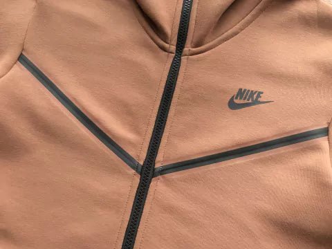 Conjunto Nike Tech Fleece Marrom