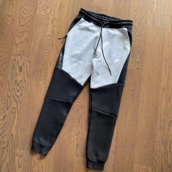 Conjunto Nike Tech Fleece Preto/Branco