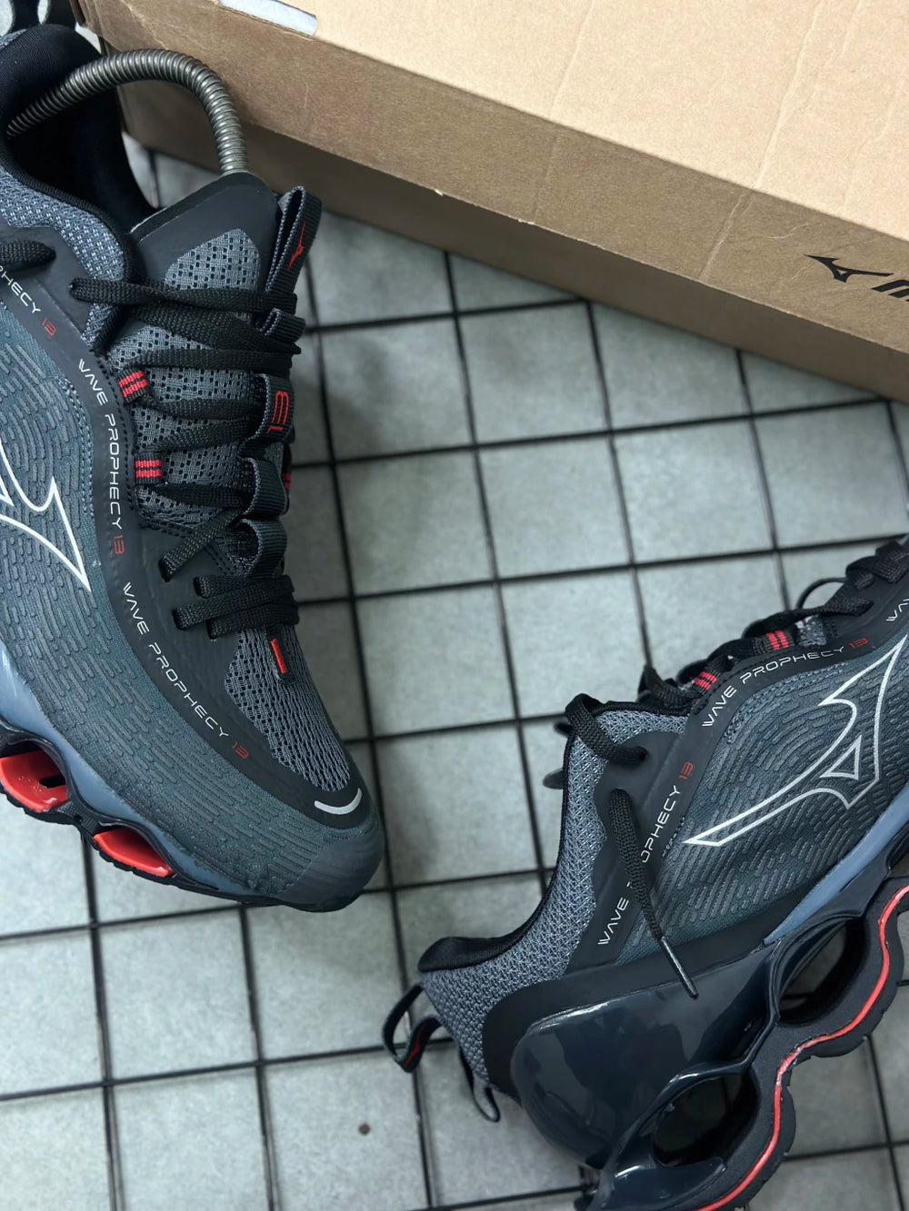 MIZUNO PROPHECY 13 CINZA E VERMELHO (Pronta Entrega)