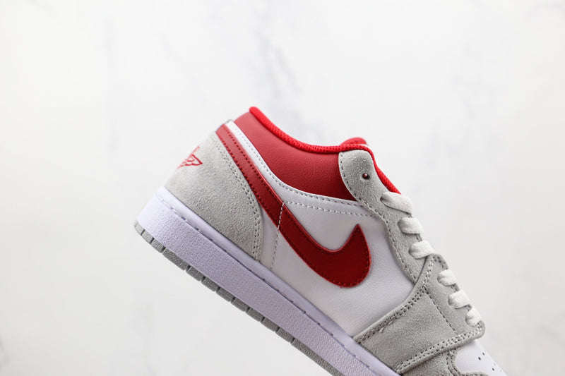 Jordan 1 Low SE Light Smoke Grey Gym Red - Caiçara ConceitoJordan 1 Low SE Light Smoke Grey Gym Red