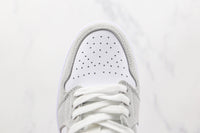 Jordan 1 Low SE Light Smoke Grey Gym Red - Caiçara ConceitoJordan 1 Low SE Light Smoke Grey Gym Red
